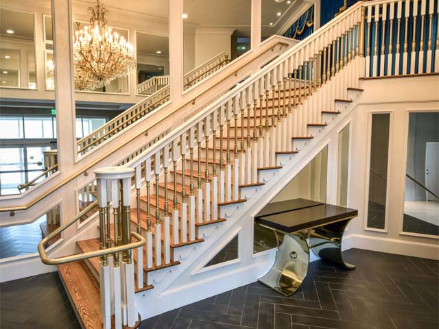 Guest-House-at-Graceland-Hotel-Staircase